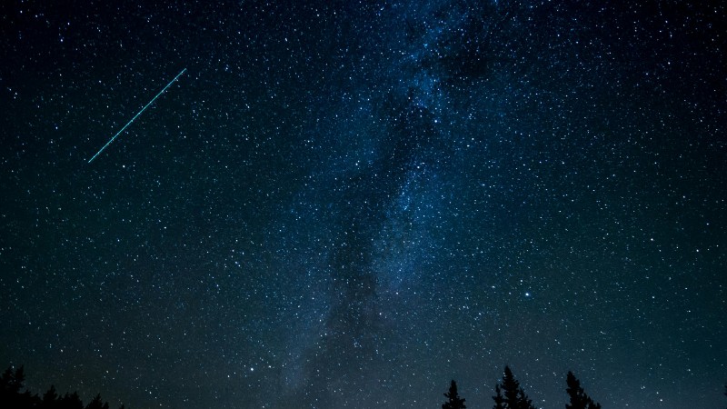 A breathtaking view of the starry night sky with a shooting star streaking across the Milky Way., tags: inheemse stammen gebruikten en - pexel