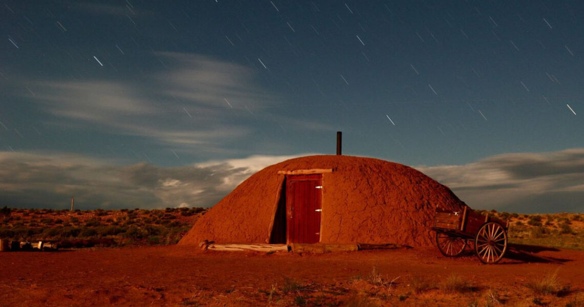 Navajo-woning wordt gebouwd op American Middle School