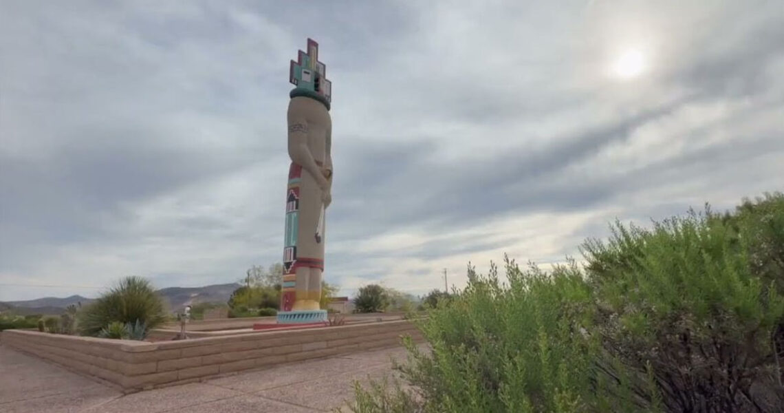 Reusachtige kachina-pop staat als cultureel eerbetoon in Arizona